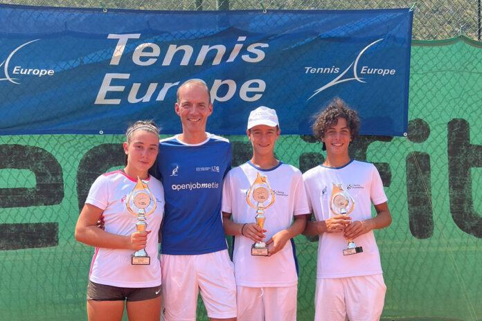 I 网球基金会的男孩们在波德戈里察的欧洲网球锦标赛上为 Francesca Galli 和 Mattia Cappellari 成功