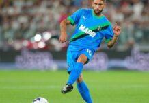 Domenico Berardi durante un'azione con la maglia verde blu del Sassuolo
