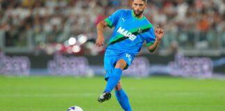 Domenico Berardi durante un'azione con la maglia verde blu del Sassuolo
